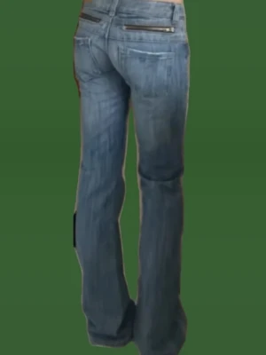 Lowaist vintage jeans - Lowwaist vintage jeans i lite urtvättad design, jätte snygga detaljer och aldrig aldrig använda!! Mått är 30 cm midja tvärs över och 76 cm innerbenslängd💕 säljer pga för små!!