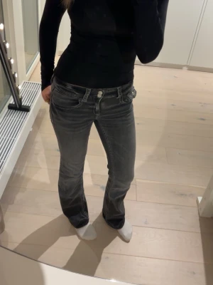 Grå bootcut jeans med låg midja - Jeans från Gina Young, storlek 164 men skulle säga att den är som en xs 💕