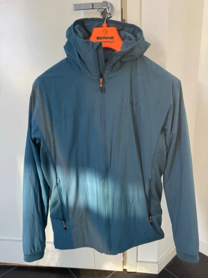 Marmot jacka PrimaLoft Novus LT Hoody - Fin jacka som används sparsamt.  Strl M herr. Lager 2, lättdun. Nypris 2249kr. Säljes för 900kr.