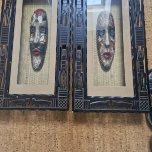 Tavlor/masker - Det här är ingen bok, utan en samling afrikanska träskulpturer och masker med unika mönster och former. Perfekt för dig som vill ge ditt rum en cool och konstnärlig vibe! Passar dig som gillar konst och vill ha något annorlunda på väggen.
