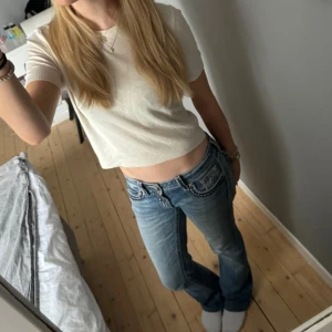 Beige croppad topp från H&M Divided - Säljer en beige croppad topp från H&M Divided. Strl M men upplevs mer som en XS/S