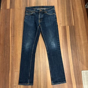 Nudie Jeans grim tim - Ett par riktigt feta nudie grim tim i dry true navy färg med snygg wash(syns mer i verkligheten) 329