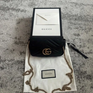 Gucci marmont mini väska - Säljer en äkta Gucci marmont väska! Medföljer dustbag, orginal kartong. Inköpt 2018!