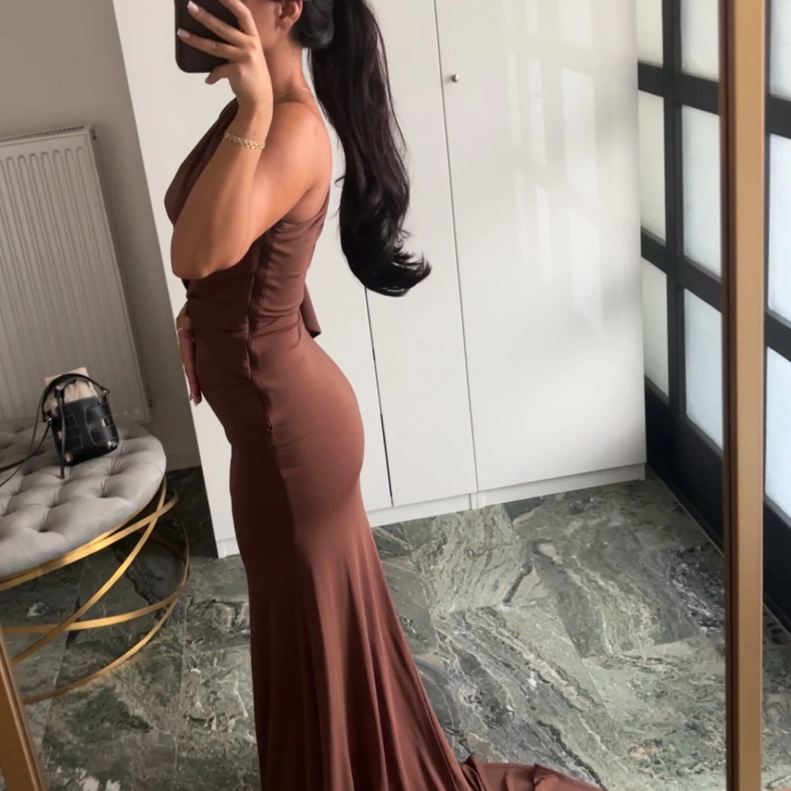 Brun långklänning med oneshoulder - 1