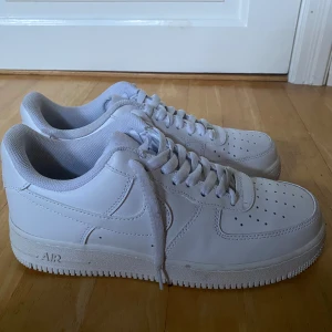 Vita AirForce 1 ’07 - Vita AirForce 1 ’07 i storlek 42. Endast använd 1 gång. Nypris: 1399kr. Mitt pris: 599kr