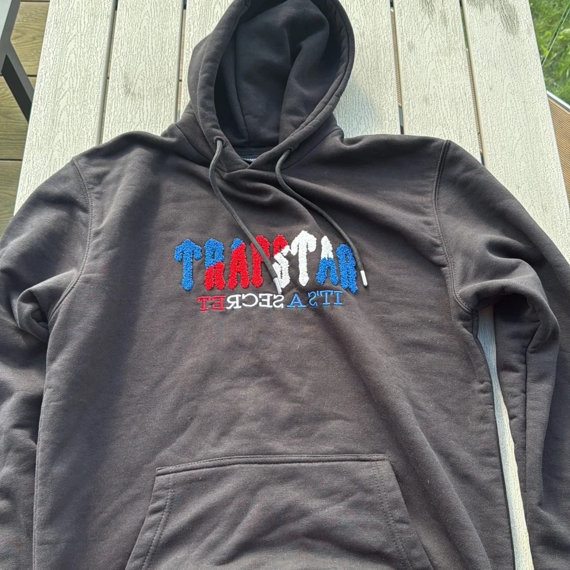 Svart Trapstar hoodie med brodyr