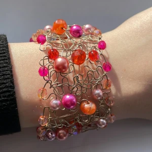 Metallarmband med pärlor - Unikt armband av metall och pärlor💕