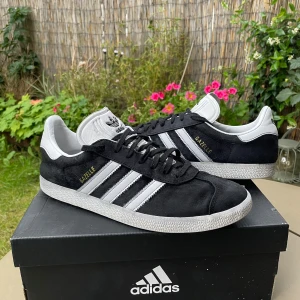 Adidas Gazelle - Hej! Säljer ett par svarta Adidas Gazelle i strl 43 1/3… använda ett fåtal gånger och är därför i ett bra skick! Perfekt att få in lite mörka förser nu till höst/vinter! Nypris-1300kr! Pris går att diskutera!