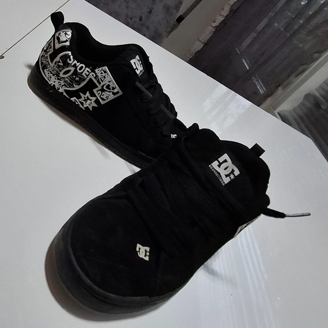 Svarta DC sneakers med grafiska detaljer - 1