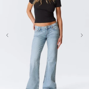 Ljusblå bootcut jeans från Weekday - Säljer ett par ljusblå bootcut jeans från Weekday i storlek 27/32, pga att de är för långa för mig! Ej använda, endast testade en gång! Ordinarie pris 590 kr, säljer för 400, men pris kan såklart diskuteras! 