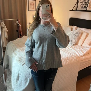 Grå stickad tröja!! - Jättefin, knappt använd, lite oversized och inga defekter! Hör av dig vid frågor eller fler bilder💗💗