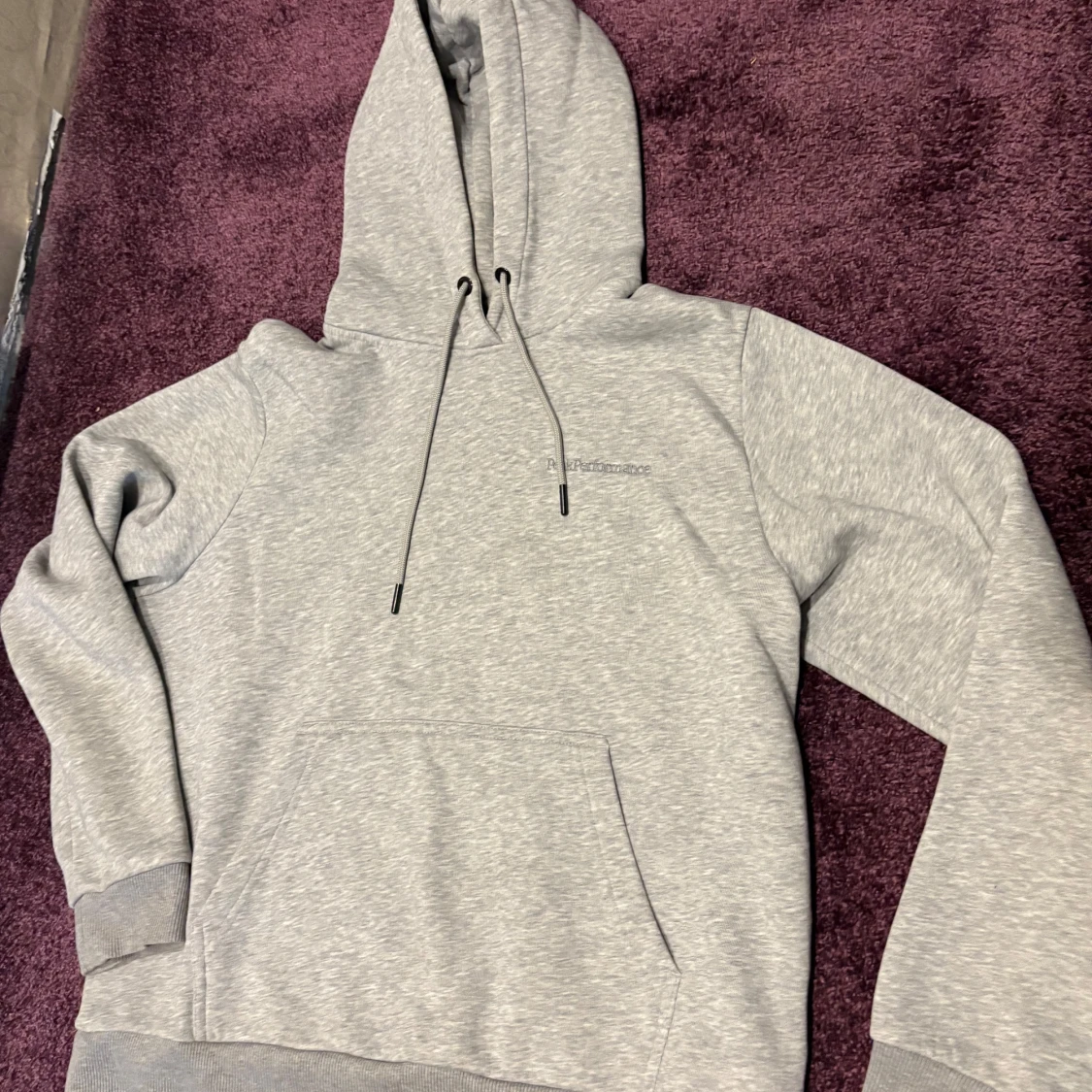 Grå hoodie från Peak Performance