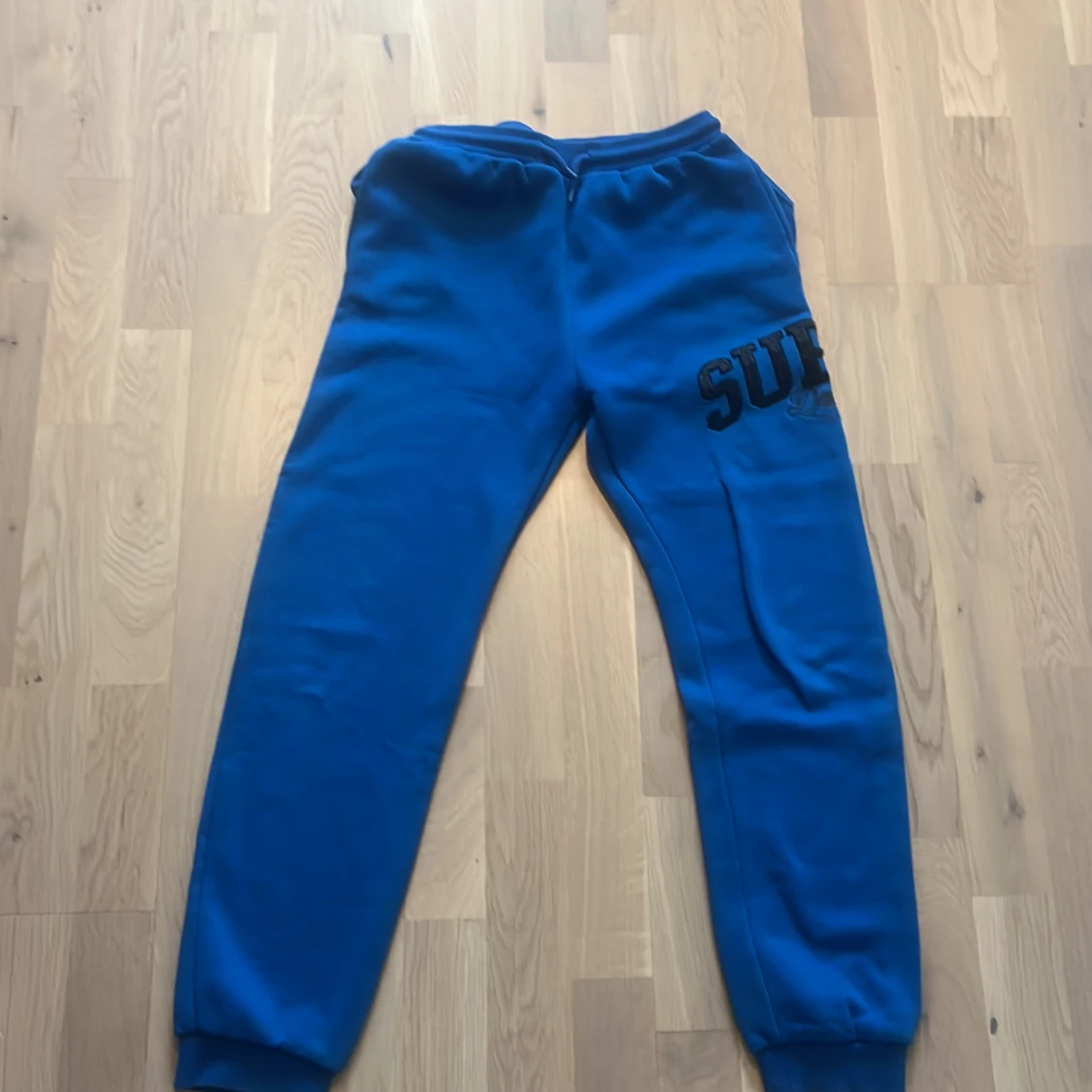 Blå supply and demnad dress