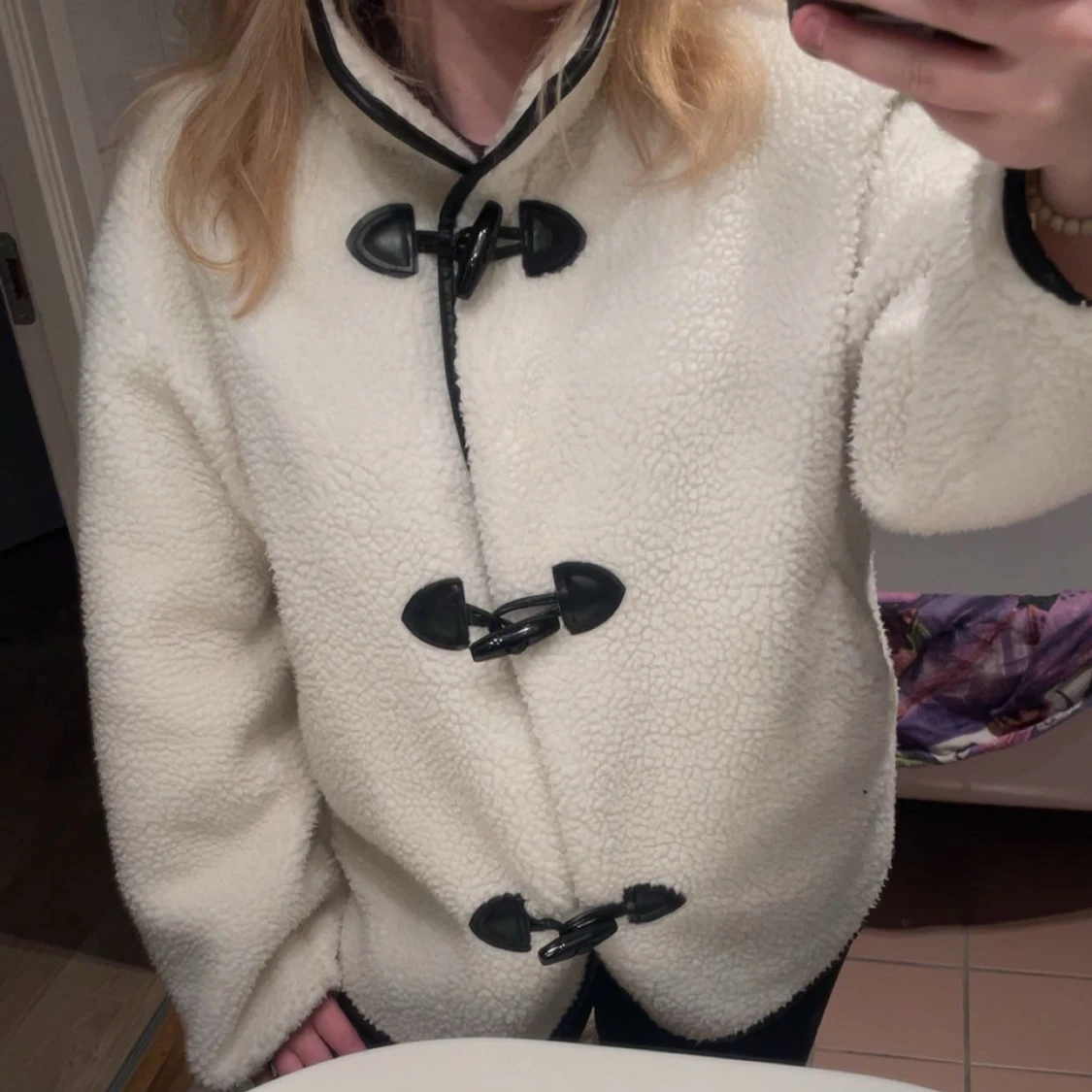 Vit teddyjacka från H&M med knäppning - 1