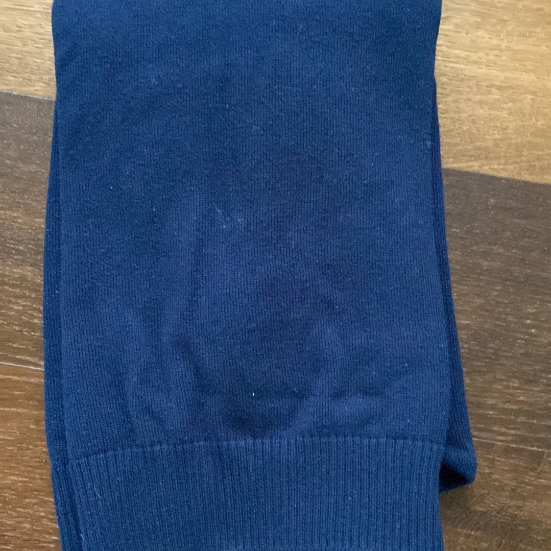 Mörkblå stickad tröja med half zip - 1