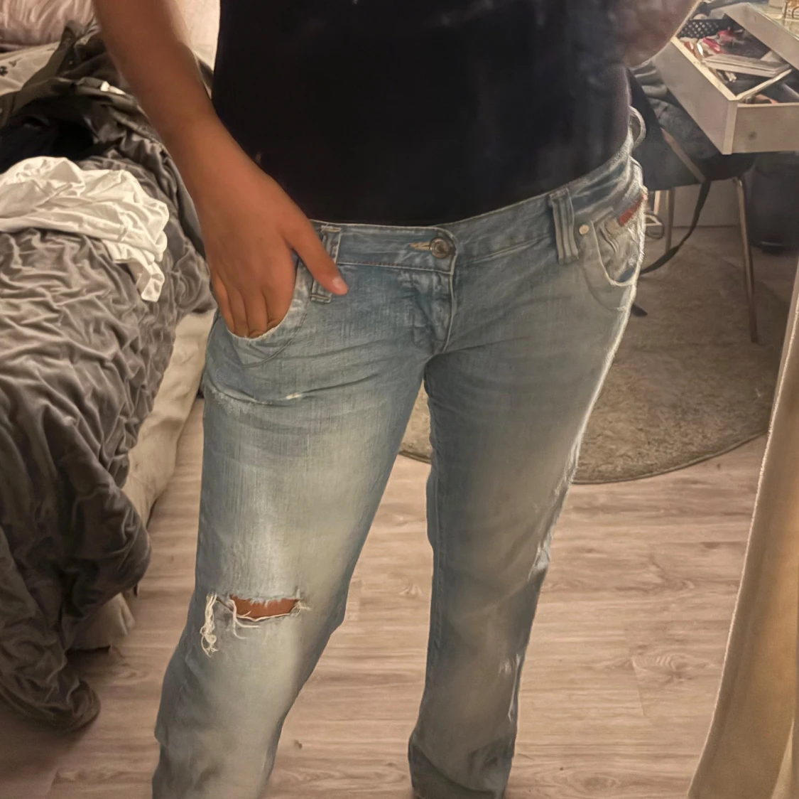 Ljusblå slitna jeans - 1