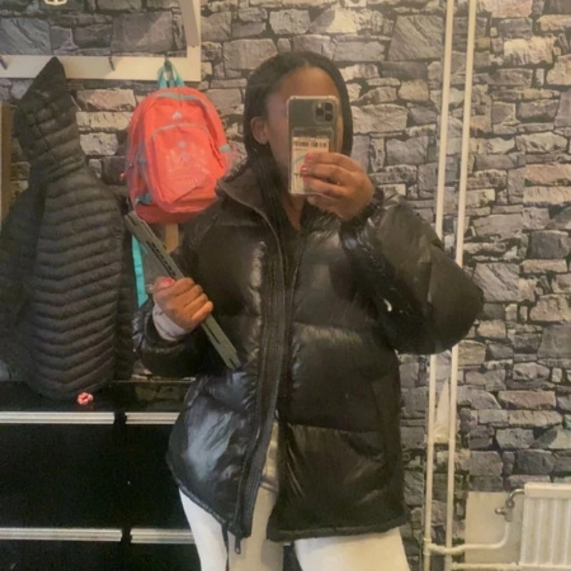 Svart pufferjacka med huva - 1