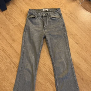 Grå jeans från Perfect Jeans, stl 32 - Säljer ett par grå jeans från Perfect Jeans i storlek 32. De har klassisk femficksdesign, raka ben och normal passform. Jeansen är tillverkade i mjukt denimtyg och har en snygg, lite tvättad look som passar till allt.