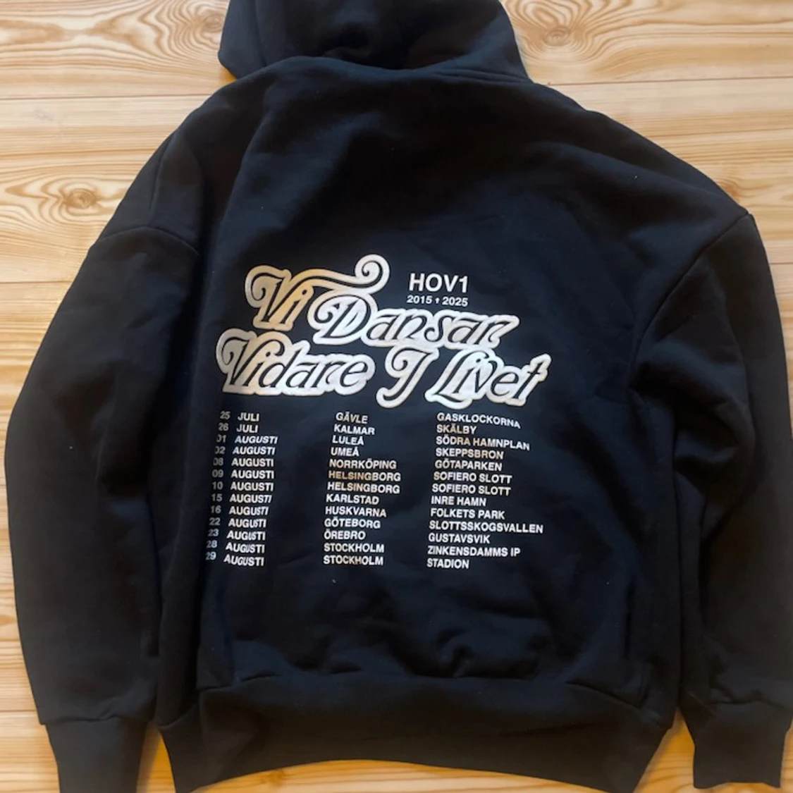 Svart Hov1 hoodie med turnétryck