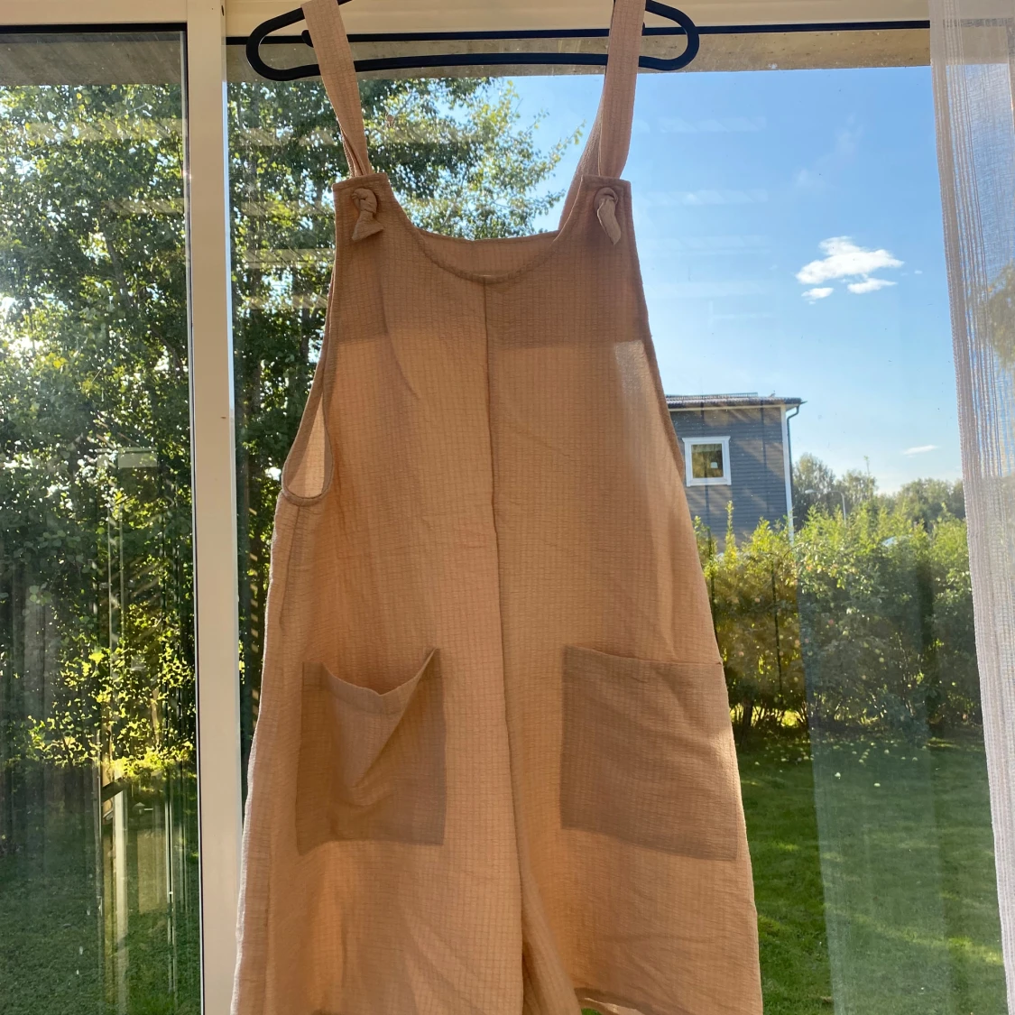 Beige kort one piece med fickor