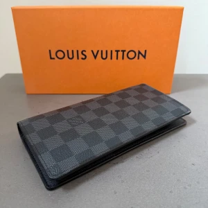 Louis Vuitton Damier Graphite plånbok - Snygg och stilren plånbok från Louis Vuitton i klassiska Damier Graphite-mönstret. Plånboken är svart och grå, tillverkad i tåligt skinn med plats för flera kort och sedlar. Perfekt accessoar för dig som gillar lyxiga detaljer och tidlös design. Inköpt på Louis Vuitton, Birger Jarlsgatan - Stockholm. Nypris: 7100kr. Alla orginalförpackningar ingår (se bild3). Orgnalkvitto finns