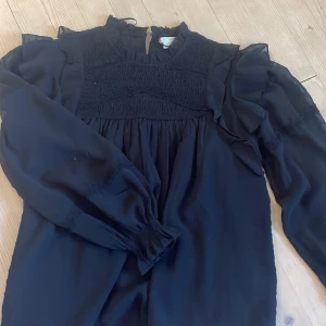 söt blus från gina tricot - det är en barnstorlek men passar på mej som brukar ha s-m i normal storlek.