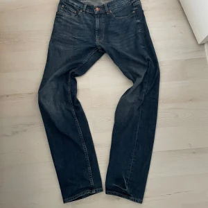 Dressmann jeans - Tja, säljer dessa mörkblåa jeansen från Dressmann med straight passform! W32 L32. Säljer pga att de ej används längre plus att dem är för små. Nypris runt 700, mitt pris 400! Priset är alltid diskuterbart, hör av er vid frågor! 