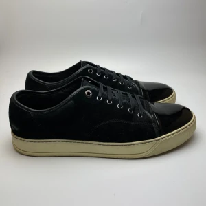 Lanvin skorr - Lanvin skor i mycket bra skick! Begränsat antal boxar och dustbags. Rekommenderar att gå ner en storlek. Hör av dig vid frågor! Uk 12