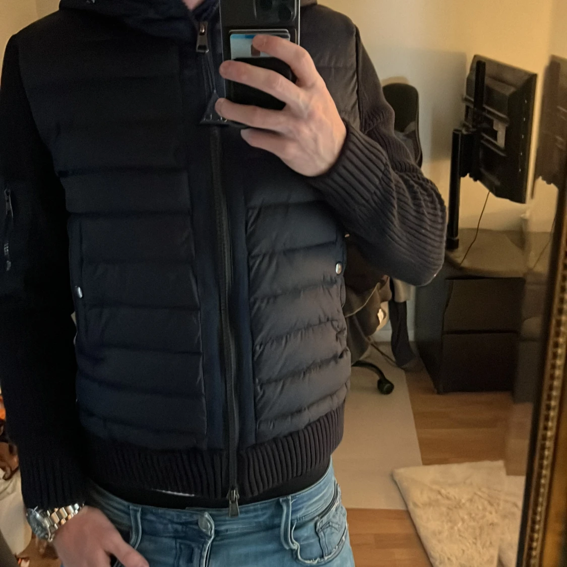 Mörkblå cardigan från Moncler med huva