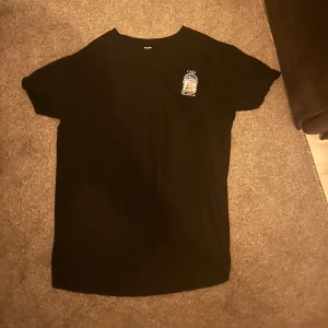 Casa Blanca svart t-shirt med tryck - Svart t-shirt från Casa Blanca. Andvänd en gång fint skick. Pris ej hugget i sten