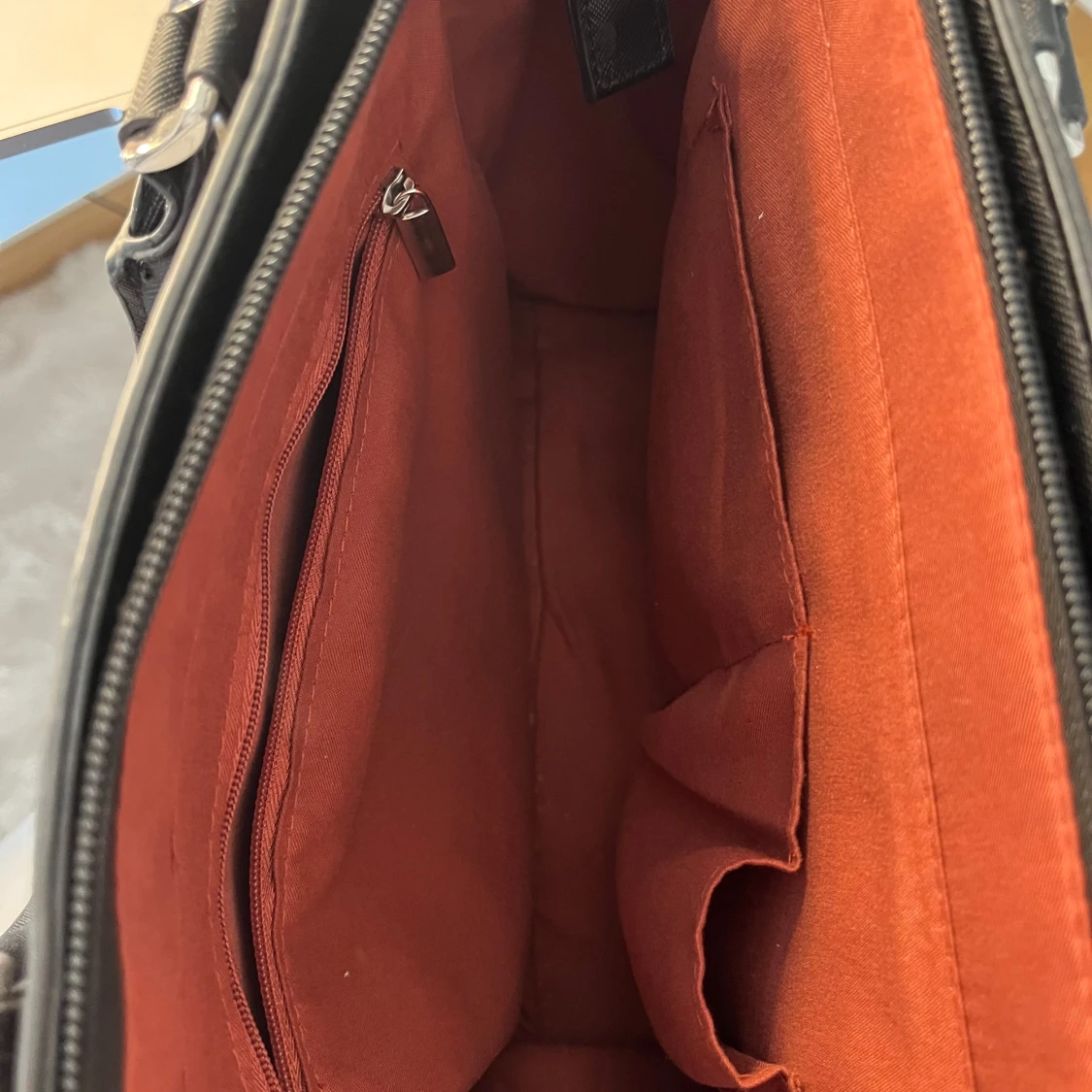 Svart handväska med rosett-detalj - 1