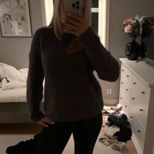 Stickad tröja i ull/alpackablanding  - Mysig mörkgrå stickad tröja från H&M i ull- och alpackablandning. Tröjan är perfekt nu till hösten/vintern och passar till allt!🩷