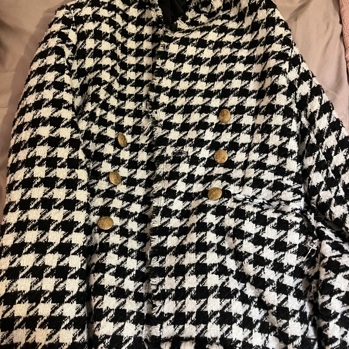 Svartvit rutig kavaj med guldknappar - 1