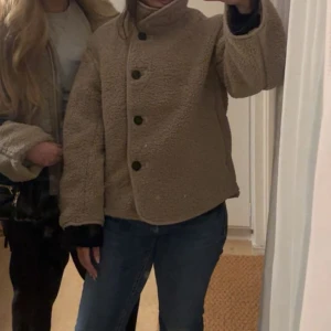 teddy jacka h&m - supersöt teddyjacka från h&m, använd knappt 1 vinter, inga defekter, strl xs, färgen brun/beige den är ljusare än på bild