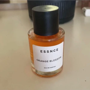 ESSNCE Orange Blossom parfym - Fräsch parfym från ESSNCE med doft av orange blossom. Helt oanvänd endast testad cirka 2 gånger. 