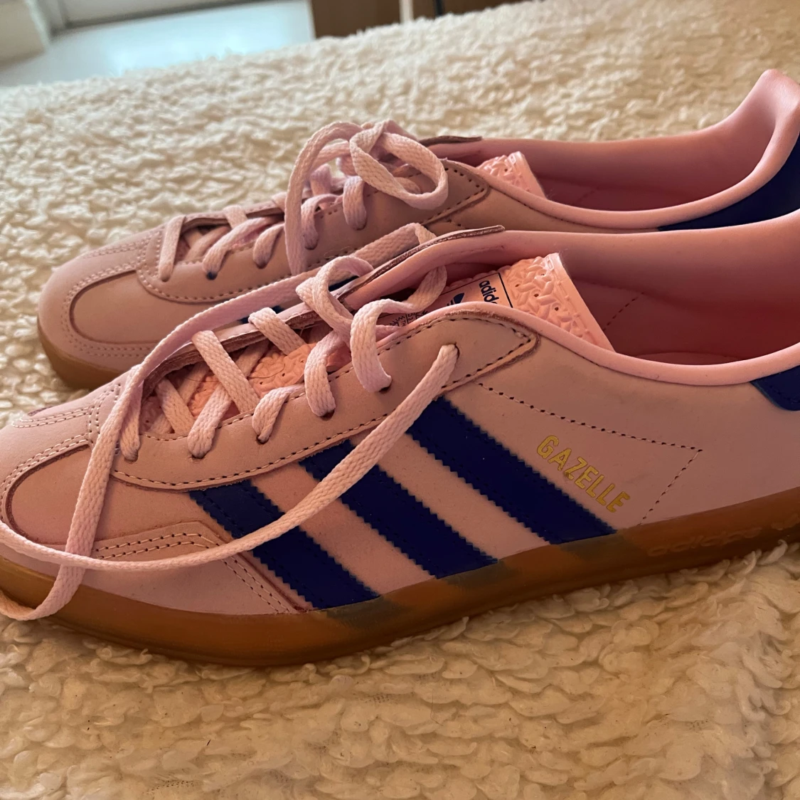 Adidas Gazelle rosa och blå sneakers - 2