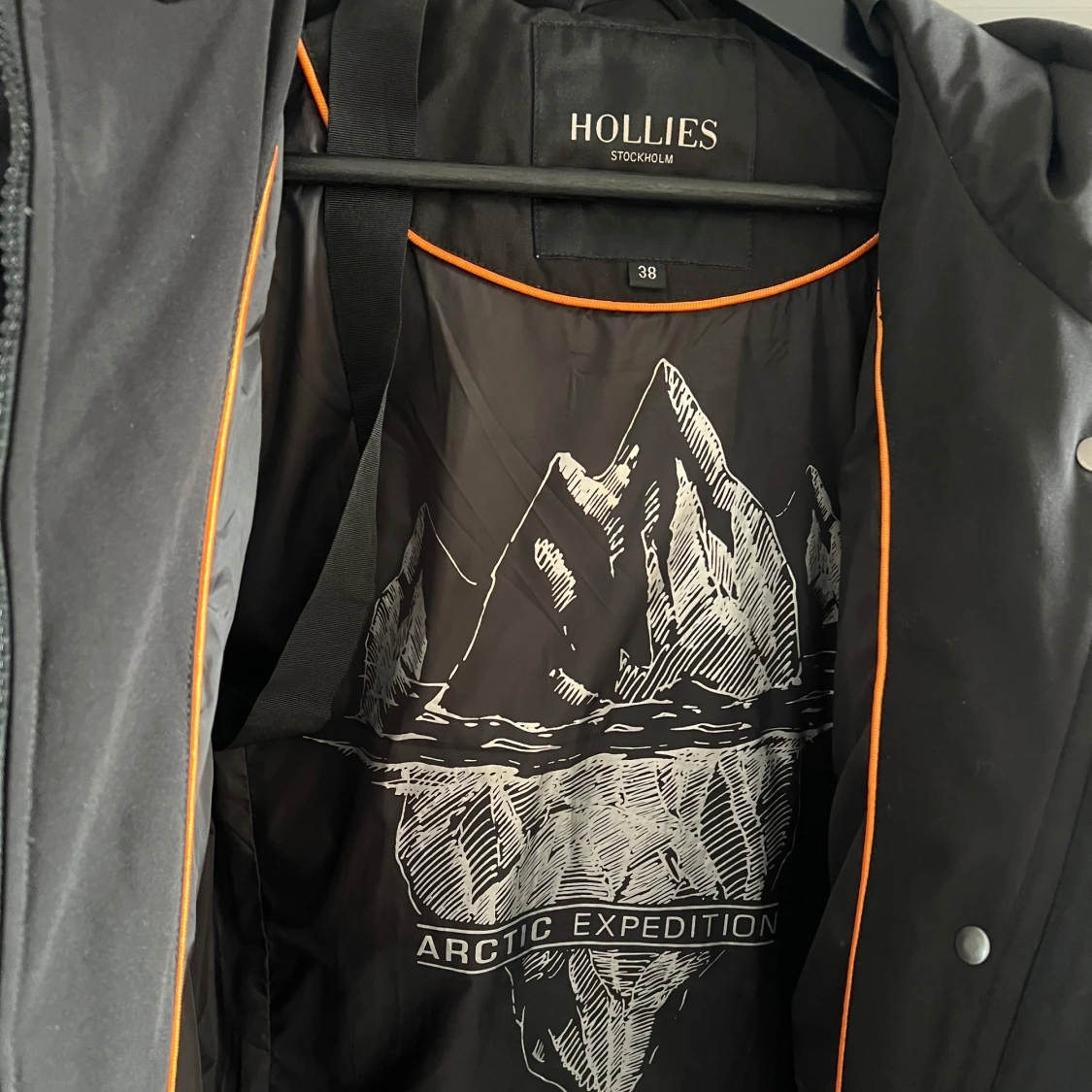 Svart dunjacka med pälskrage Hollies - 2