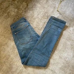 Blå jeans från Acne Studios - Säljer ett par klassiska blå jeans från Acne Studios. Jeansen har fem fickor, raka ben och snygga kontrastsömmar. Tillverkade i slitstarkt denim med en tidlös tvätt. Perfekta för dig som gillar stilrena och enkla jeans med bra passform.