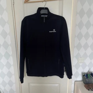 Sergio Tacchini Kofta - Säljer denna då den inte längre används.  Liten i storleken, den sitter mer som M.  Pris går att diskuteras.