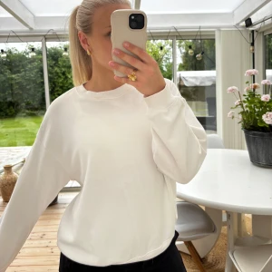 Sweatshirt Monki - Vit basic Sweatshirt från Monki i storlek S 🤍