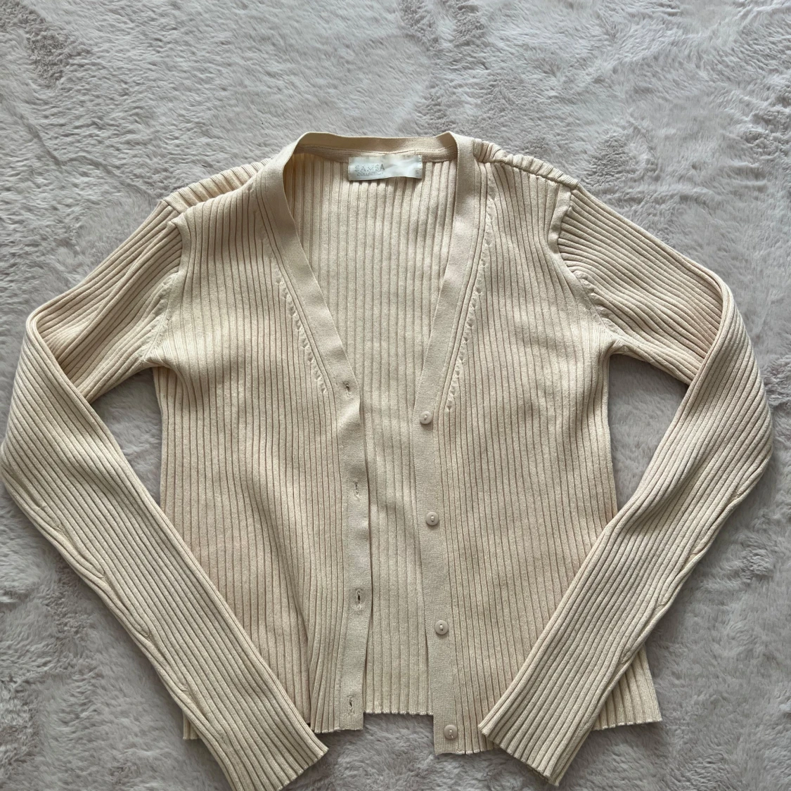 Beige ribbad kofta från SAMSA Collection