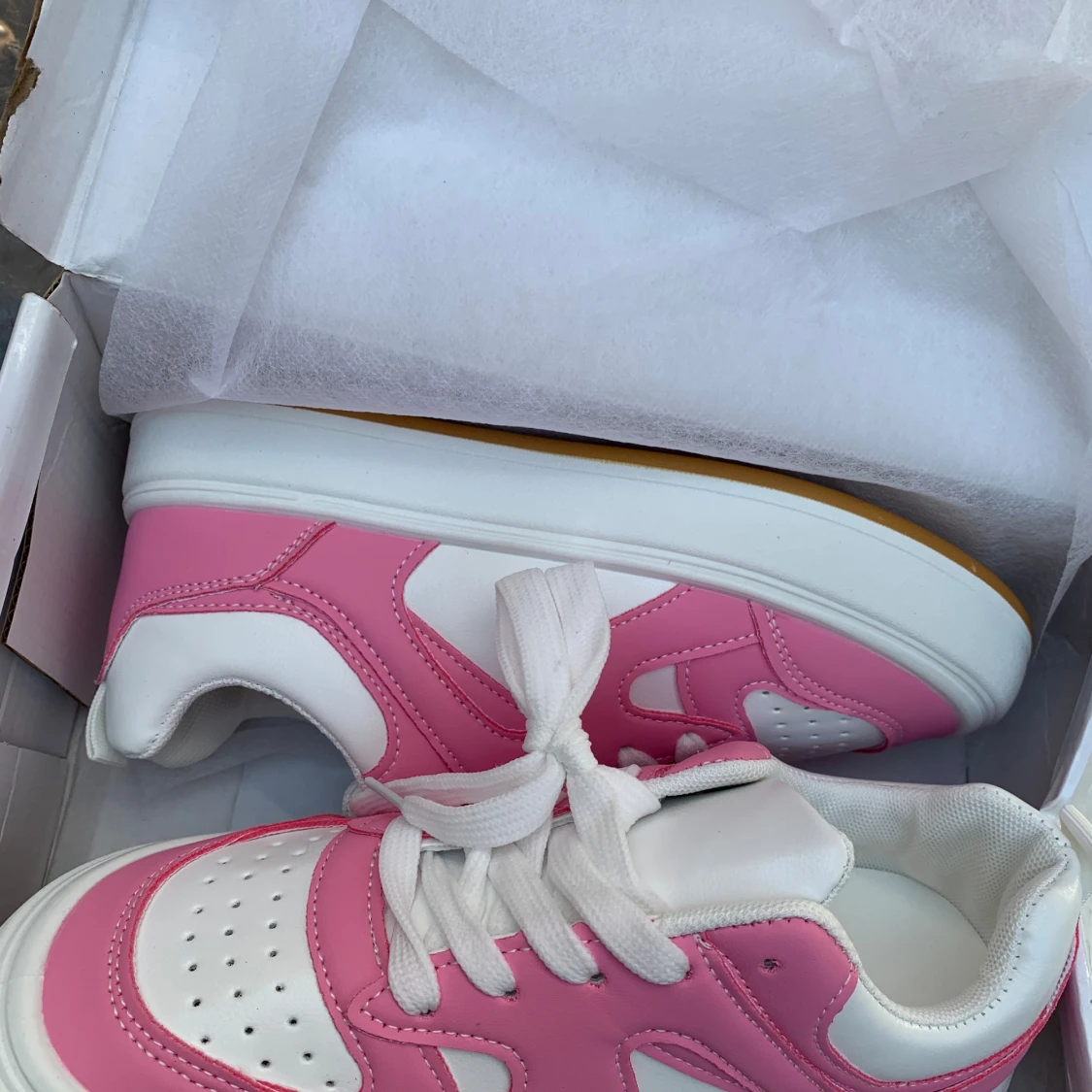 Vita och rosa sneakers med snörning - 1