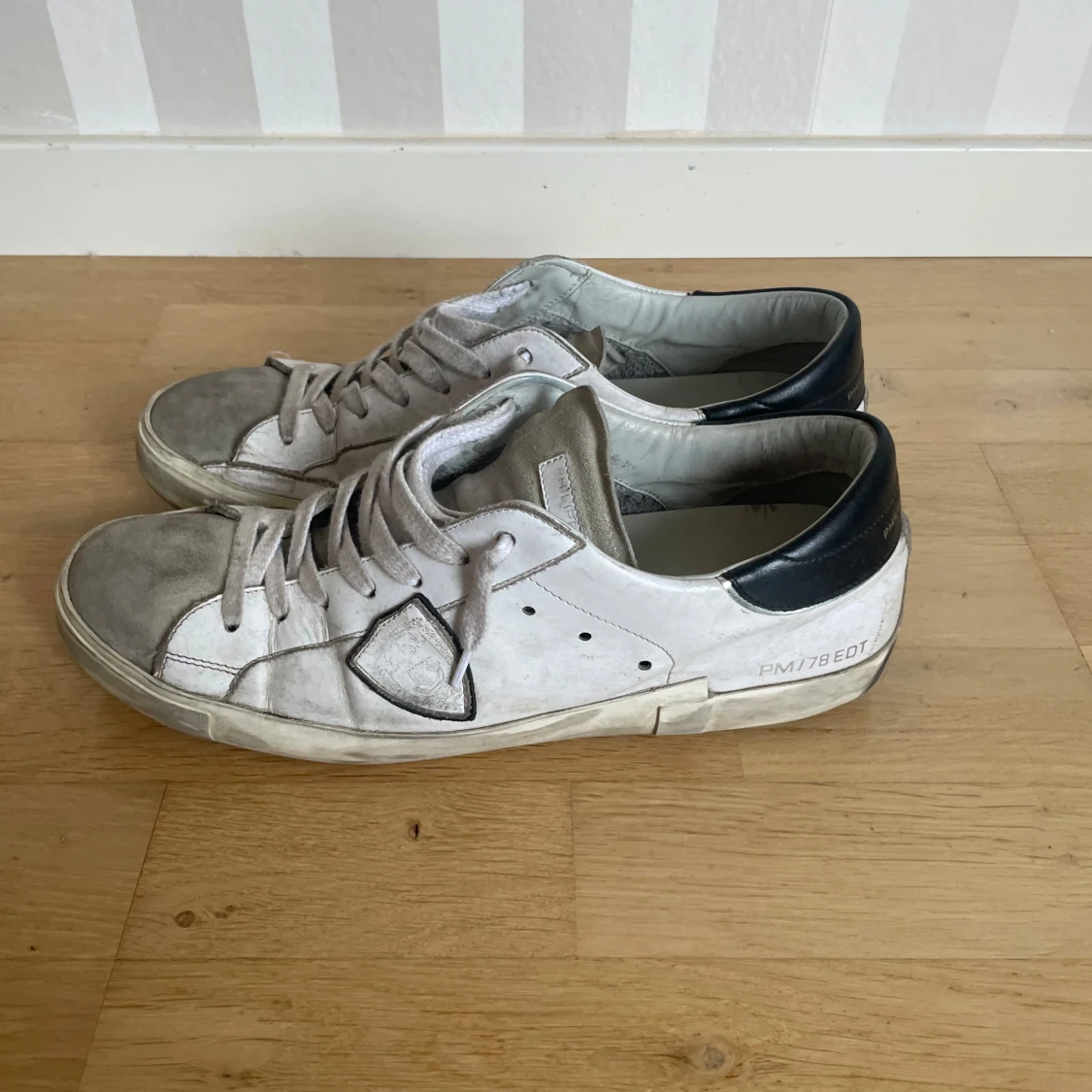 Philippe Model sneakers i vitt och grått