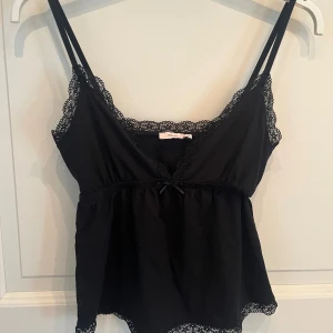 Svart linne från Nelly - Supersöt svart topp från Nelly med spets!!💕💕 Mycket bra skick