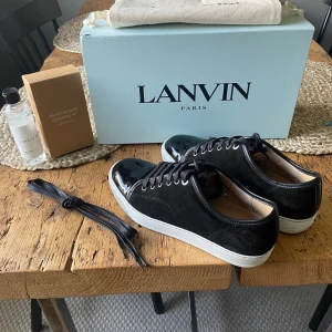Lanvins - Tja, säljer mina lanvins pågrund av att dem var för stora. Använda cirka 2 gånger alltså inga slitningar alls på skorna därav priset, storlek 40 på skorna men dem är stora i storleken så passar även 41, allt på bilderna ingår i köpet⚜️⚜️