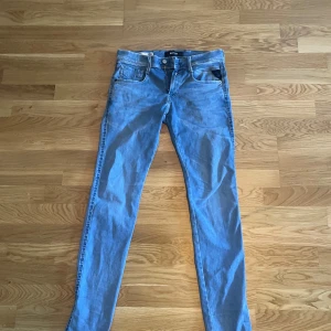 Replay Hyperflex ljusblå jeans - Säljer ett par Replay Hyperflex jeans i ljusblå tvätt. Modellen är slim fit. Helt nya, inte använda en enda gång. Anledningen till att jag säljer är för att de inte passade så bra. Om du har någon fundering är det bara att höra av sig!!
