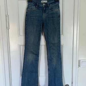 Blå bootcut jeans från Zara - Jättesnygga blå jeans från Zara med klassisk bootcut-modell. Dem passar perfekt till det mesta💓💓🌸