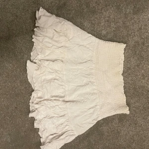 Vit volangkjol  - Super fin kjol, använt mer som topp än kjol💕