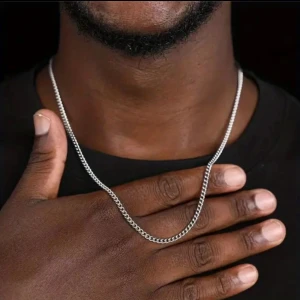 Klassisk silverfärgad kedja - Snygg halskedja i silverfärg med stilren och enkel design. Kedjan har ett tätt länkmönster som ger ett coolt och tidlöst intryck. Perfekt för dig som vill ha en clean accessoar som passar till allt.