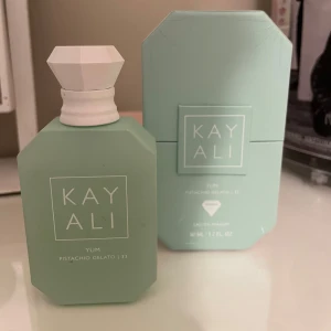 Kayali Yum Pistachio Gelato 33 Parfym - Kayali Yum Pistachio Gelato 33 . Doften har noter av pistageglass, hasselnöt, söt rom, vispad grädde, marshmallow och sockervadd.
